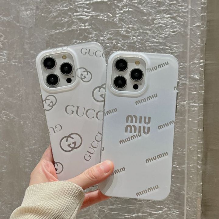 新作の iphone 15 pro ケース miumiu 