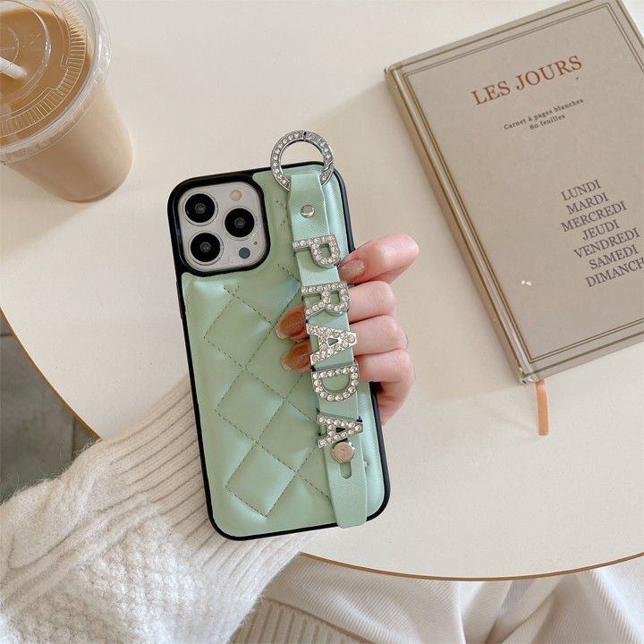 prada メタルロゴ iphone15ケース