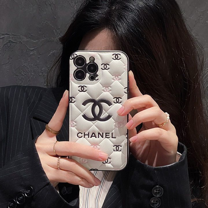 chanel 流行り iphone15 pro ケース